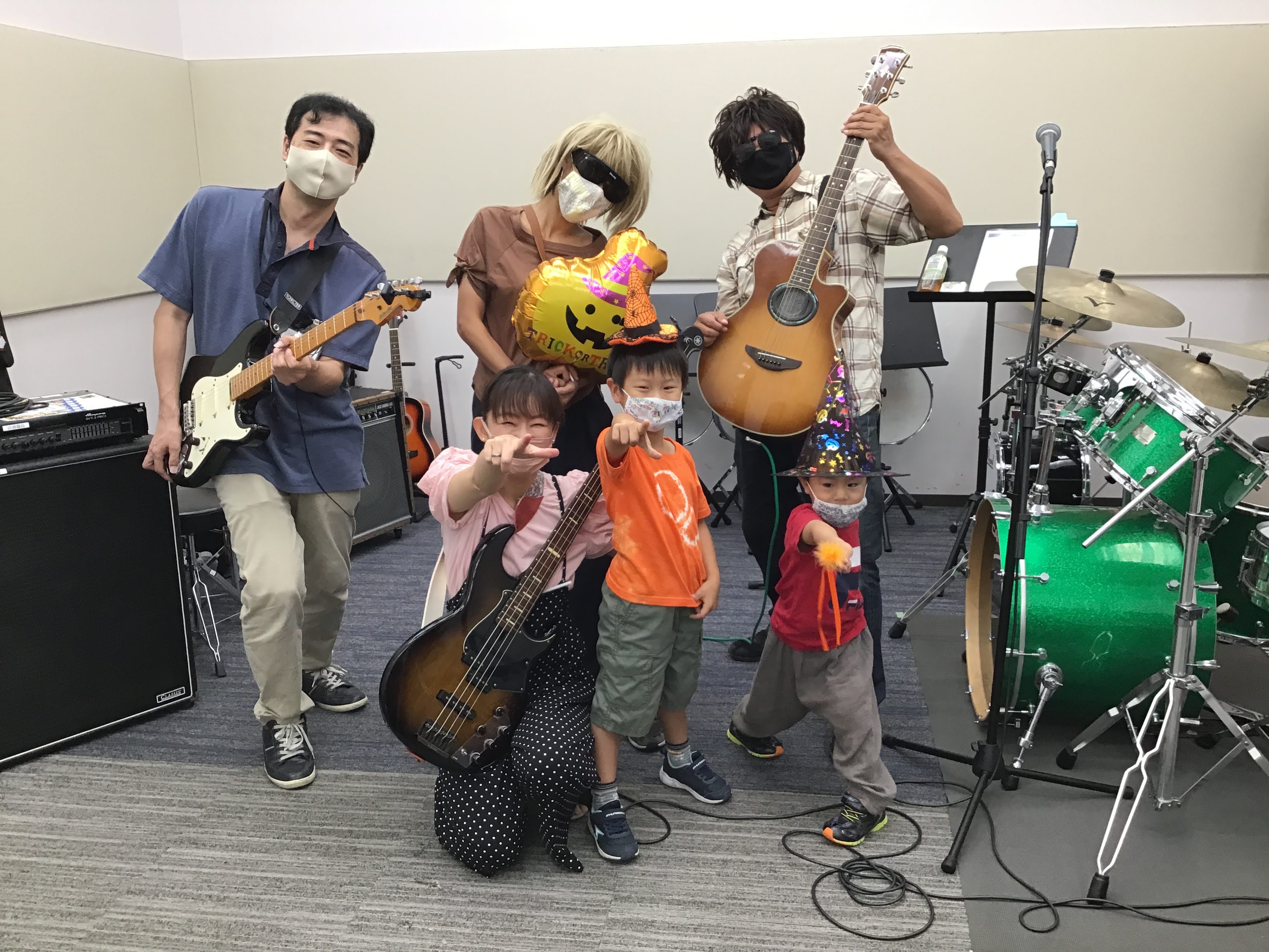 皆さん、こんにちは！サークル担当の伊藤です！！ OPEN MIC CLUB第16回の第1部の様子をお伝えします！ CONTENTS「OPEN MIC CLUB」って何？という方はこちら今回の曲目はエレファントカシマシさんの「今宵の月のように」です！最後はみんなで集合写真を！WEB申し込みはこちらから […]