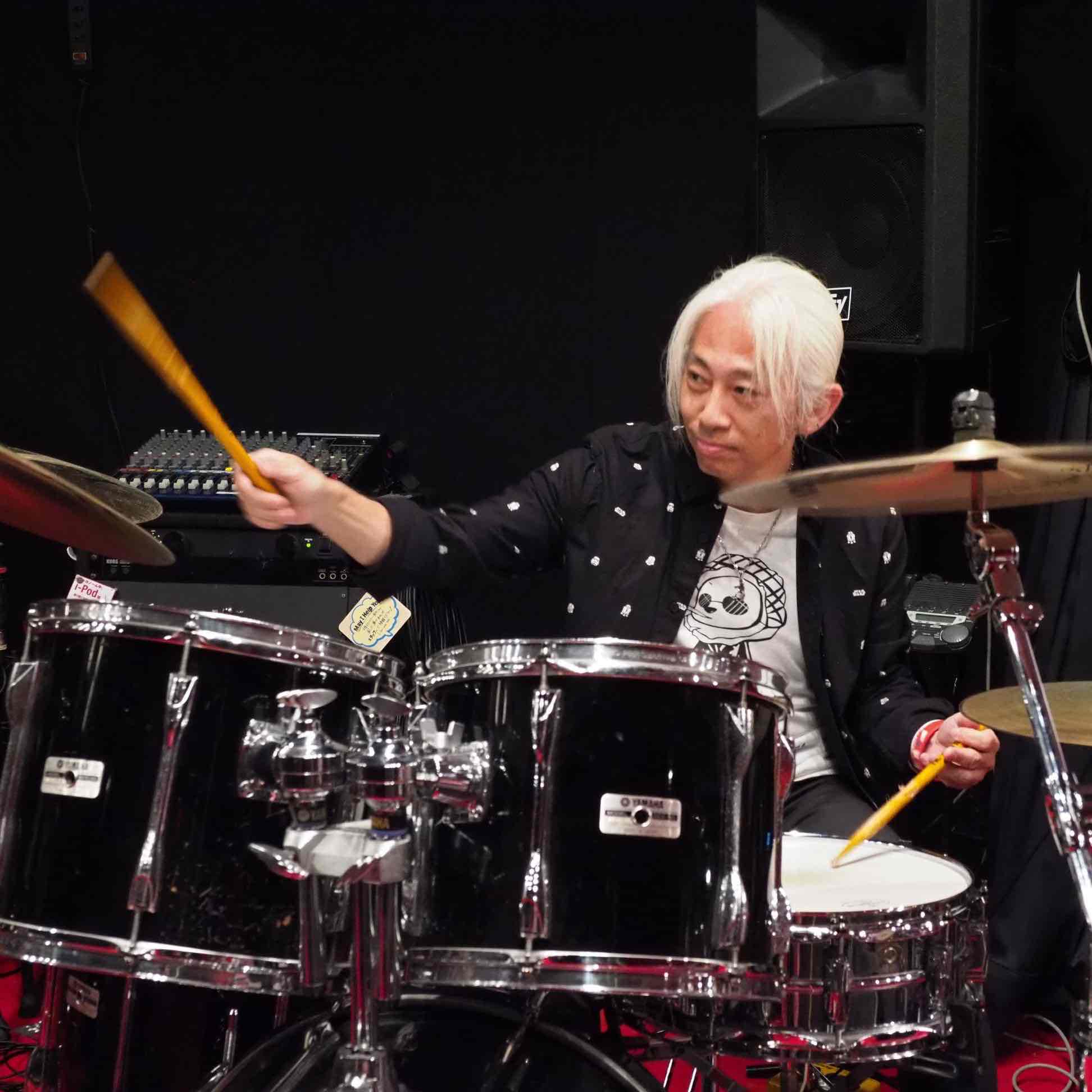 ===top=== *園岡　義武（そのおか よしたけ）　担当曜日:月・金・土曜日 *講師プロフィール 15歳でドラムを始め菅沼孝三氏、アメリカの音楽学校MI ハリウッドにてTOTOのドラマージェフポーカロの父ジョーポーカロ、ラルフハンフリーやB'zのドラマーシェーンガラースの師でもある現Kornのレ […]