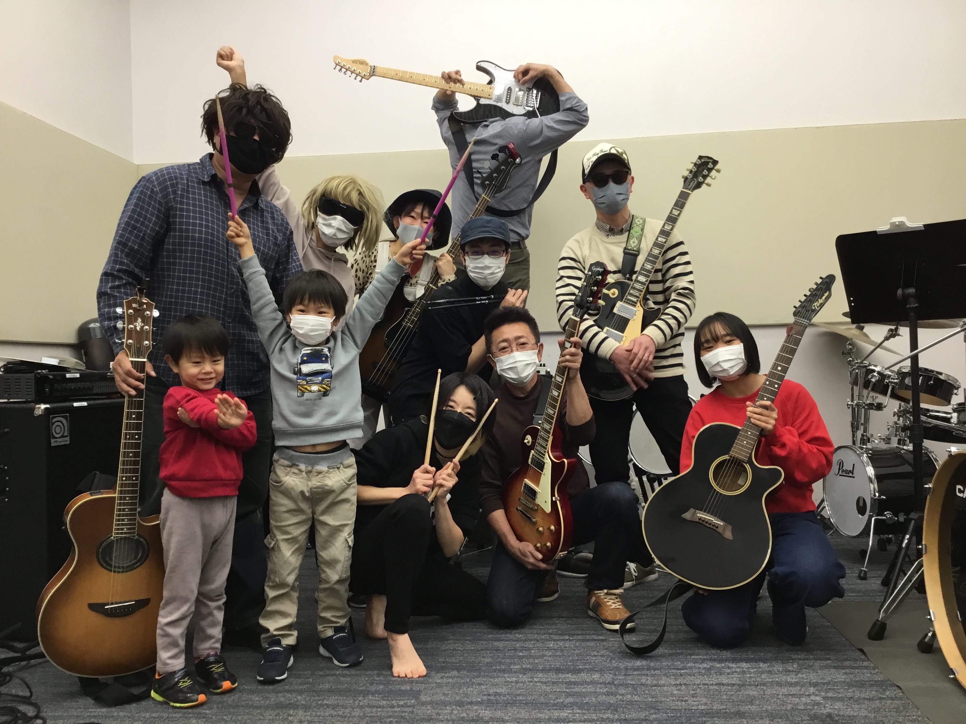 皆さん、こんにちは！サークル担当の伊藤です！！ OPEN MIC CLUB第18回～忘年会Ver～の様子をお伝えします！ CONTENTS「OPEN MIC CLUB」って何？という方はこちら今回の曲目は斉藤和義さんの「歩いて帰ろう」です！最後はみんなで集合写真を！WEB申し込みはこちらから！「OP […]