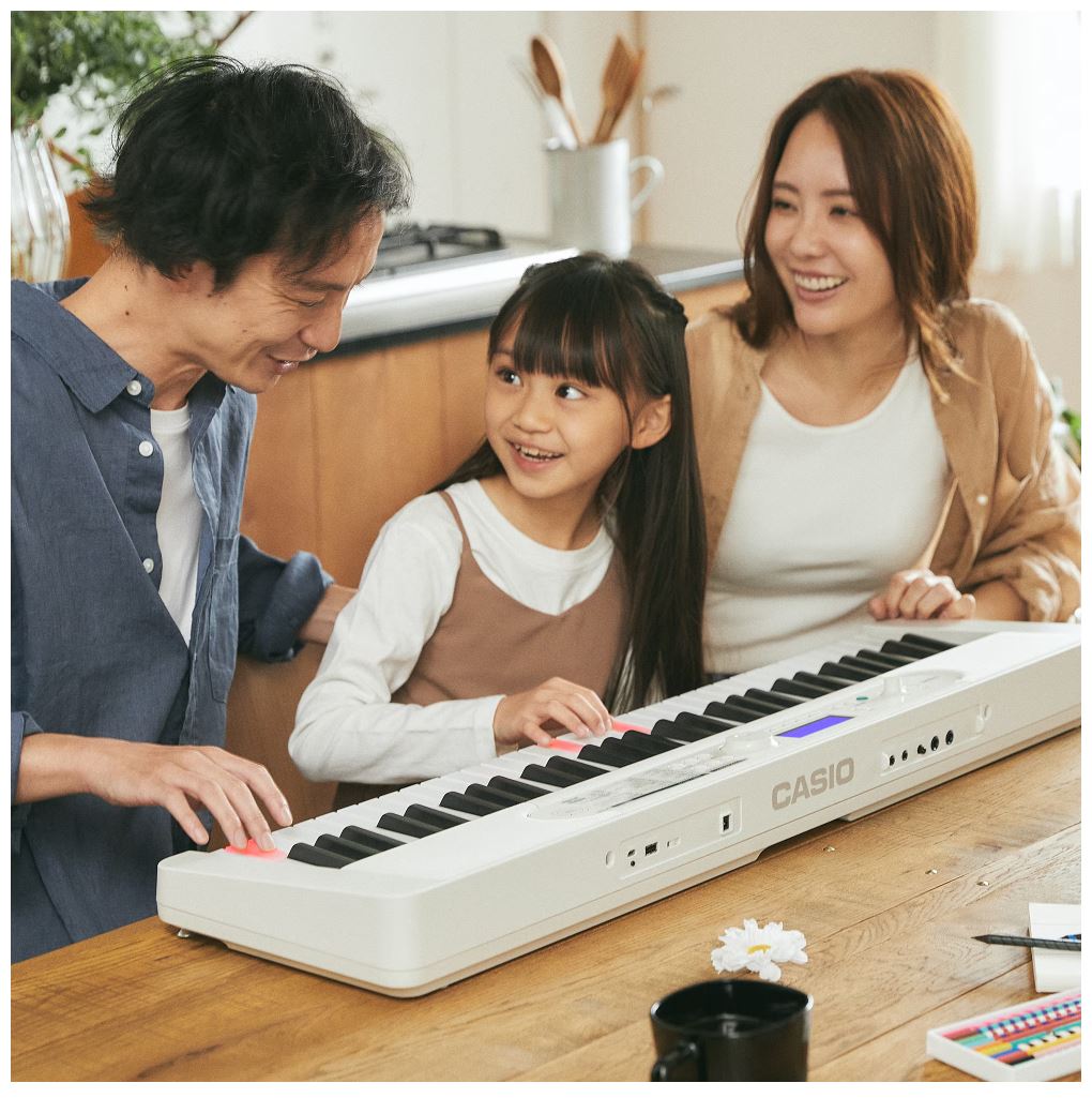 光る鍵盤を追いかけて、はじめてでもすぐ楽しい Casiotone 光ナビゲーションキーボードLK-530