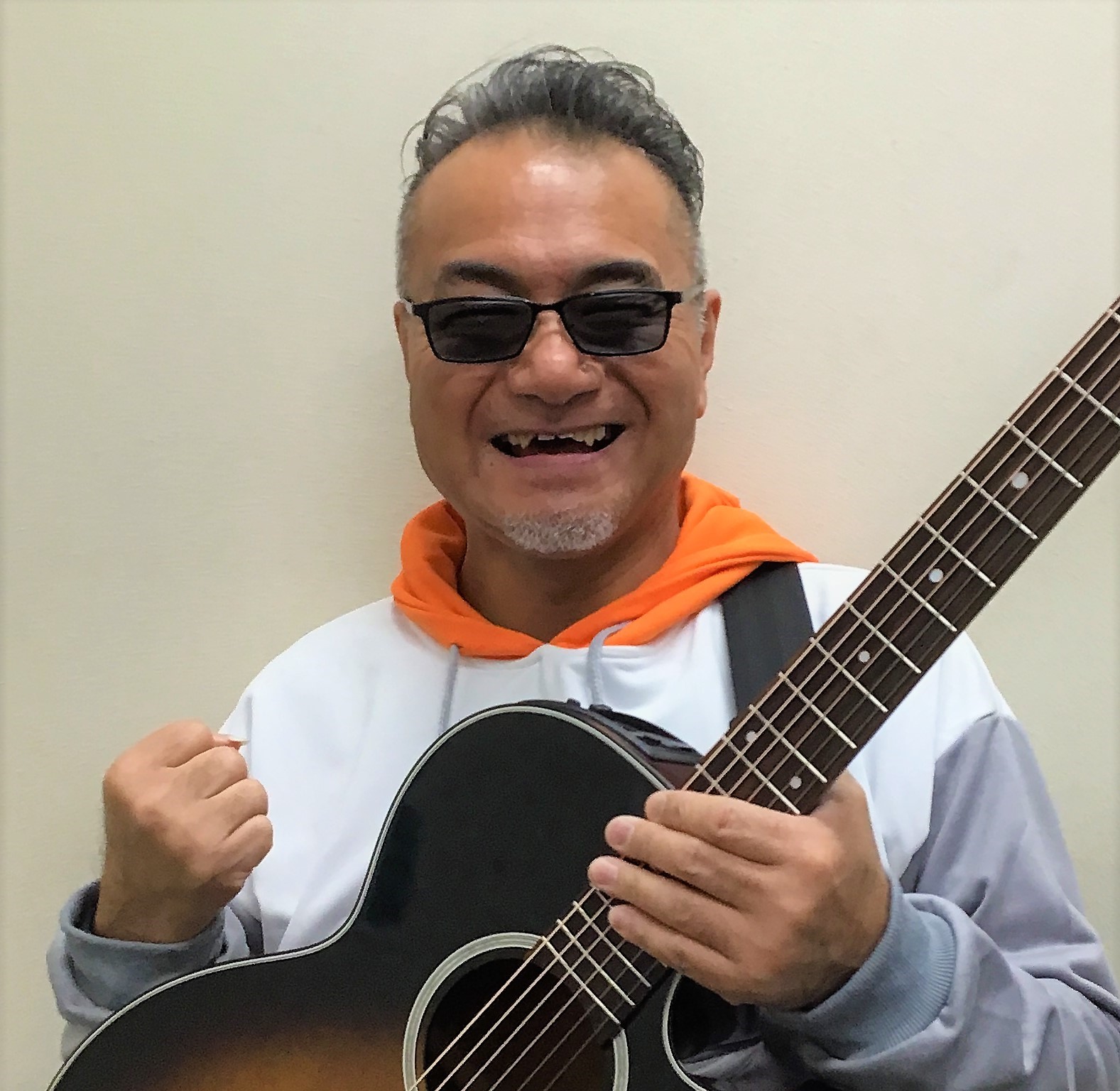 講師紹介 レッスン詳細 恒吉先生へインタビュー！ Q1ギターとの出会いを教えて下さい。 テレビでアコギを弾いているミュージシャンを見て感激！それからもう夢中です。 Q2.コードがまったく分かりませんが受講は可能でしょうか？ かんたんなコードも沢山あります。まったく心配ありません。 まずは楽しみながら […]