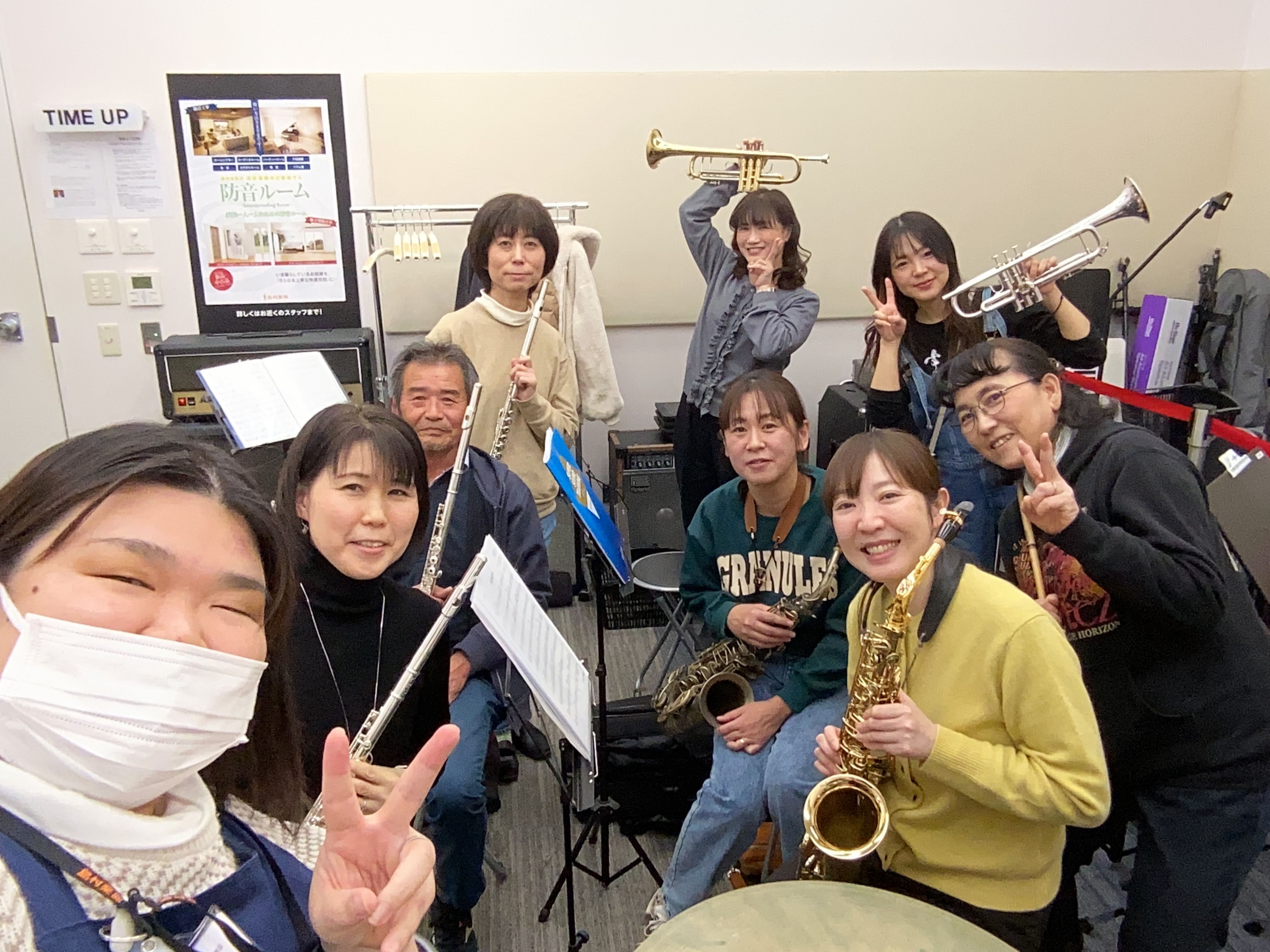 こんにちは！ 急ではございますが、平松退職する事となり、茶屋吹解散となり今回ラスト茶屋吹でした( ；∀；)ぴったり9年の今月だったようで、創立時から居てくださる方も何名かまだ来てくださってたり、なみだなみだですが平松ステップアップにより去ります！！木野さんからバトンを引き継ぎ、楽しく合奏をモットーに [&hellip;]