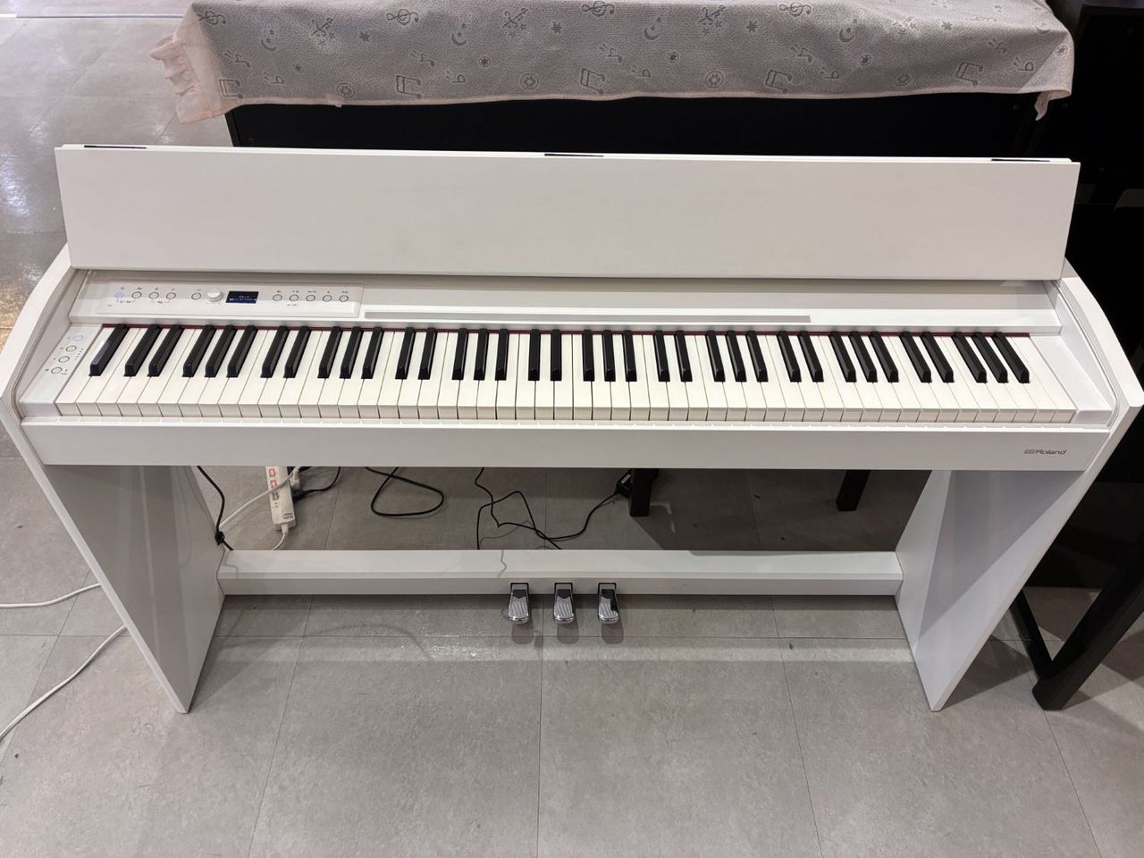 Roland《NEW》F701 WH