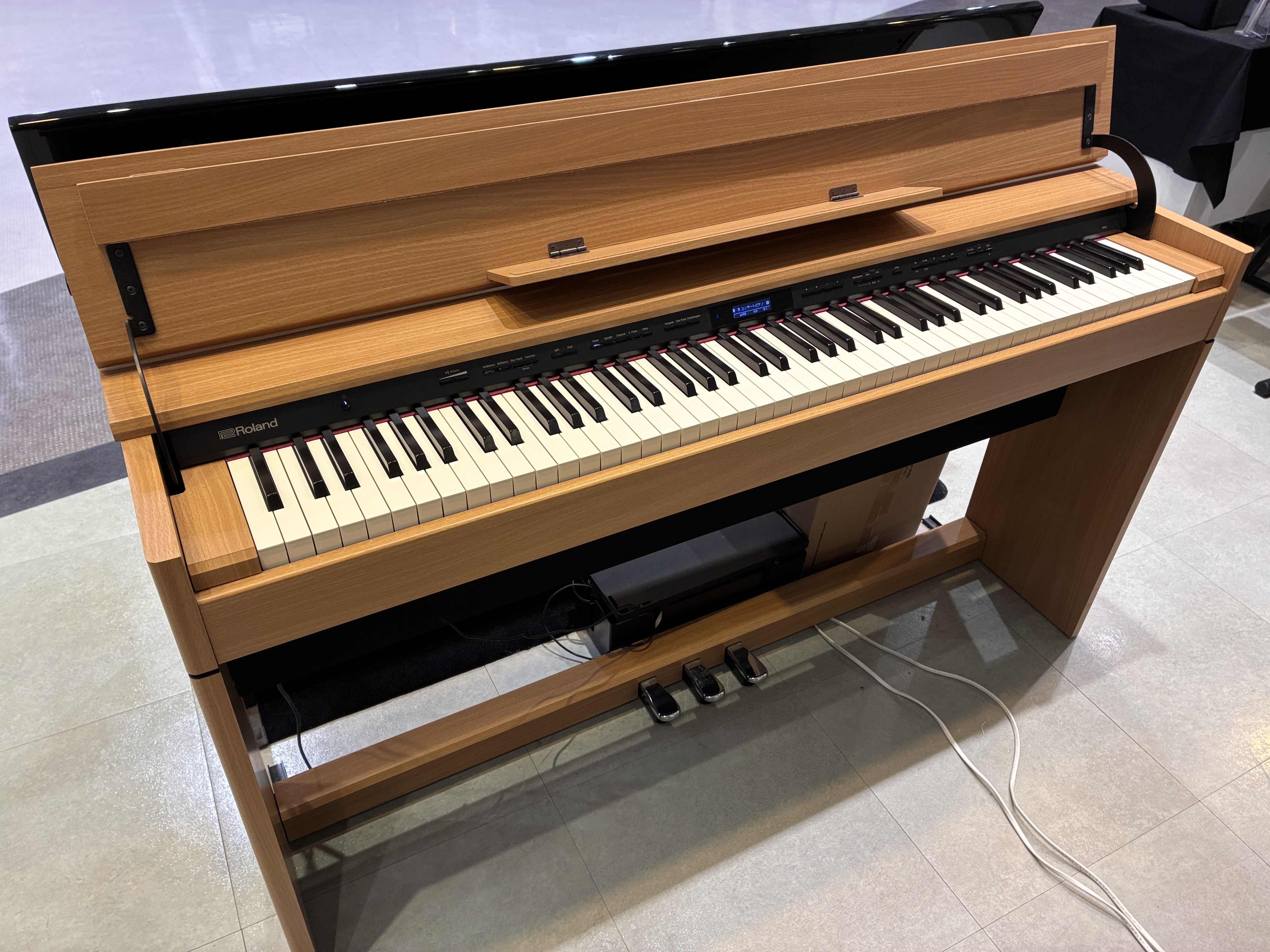 Roland(木材✕樹脂ハイブリッド鍵盤)DP603
