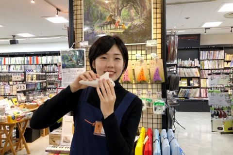 スタッフ写真 楽譜、カウンター受付 金城