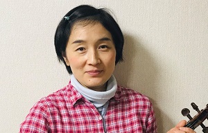 *堀江　彩子（ほりえ　あやこ）　担当曜日:木曜日 *講師プロフィール 相愛大学音楽学部弦楽器専攻卒業。五十嵐由紀子氏に師事。桐朋オーケストラアカデミーでオーケストラと室内楽の演奏について学ぶ。コモド.カルテットのメンバーとして寺院や病院などで演奏。なら楽友協会会員。お一人お一人のペースに合わせた丁寧 […]