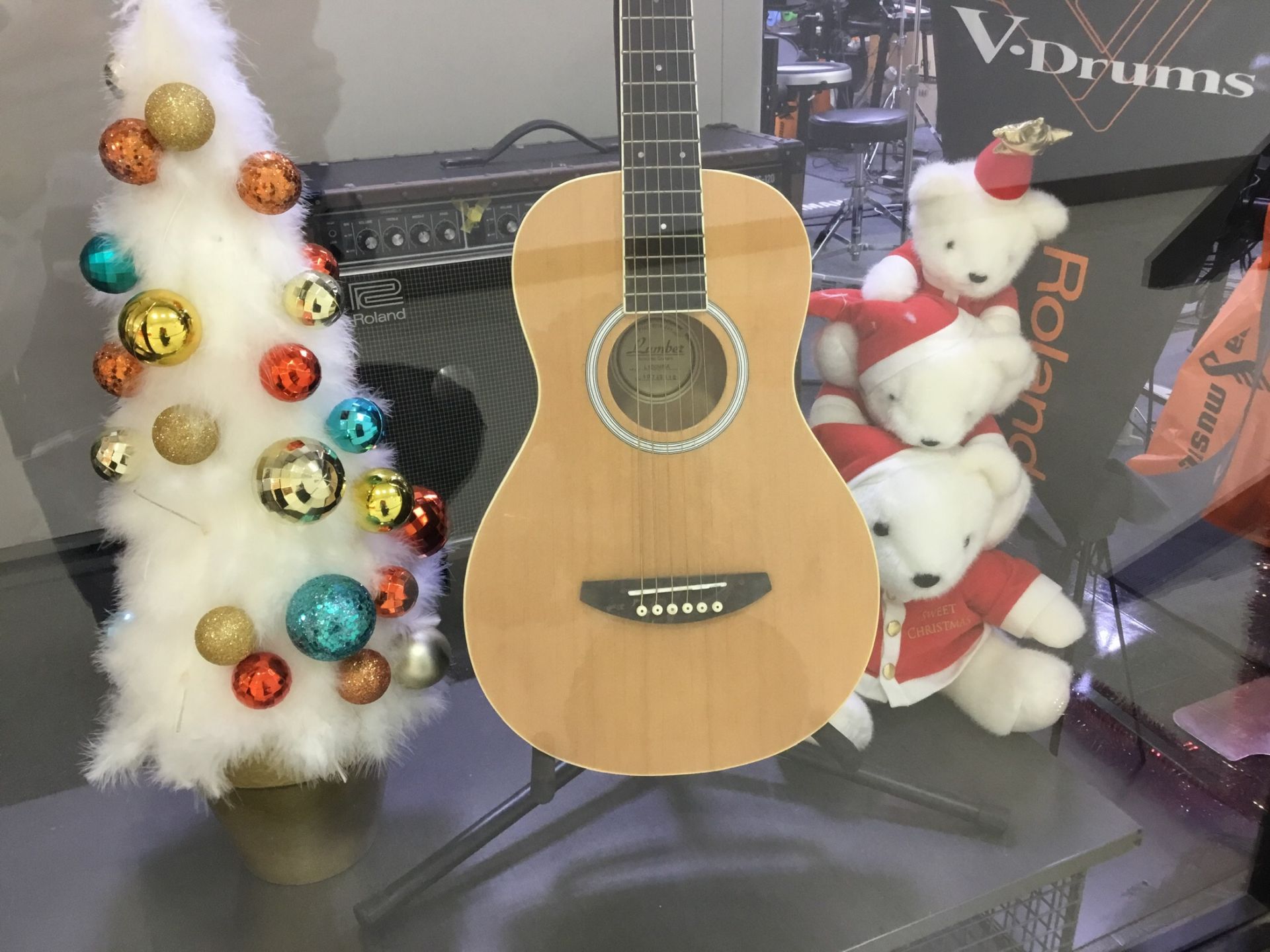 こんにちは！ギター担当山田です！ 一気に冷え込み冬の訪れを感じますが、[!!クリスマスのプレゼントはもうお決まりですか！？!!] 大切な人の喜ぶ顔を思い描くとワクワクがあふれ出ますが、今年のプレゼントはギターなんてどうでしょうか？ [!!それも、普通のギターではなく可愛いサイズ感で簡単に弾ける「ミニ […]