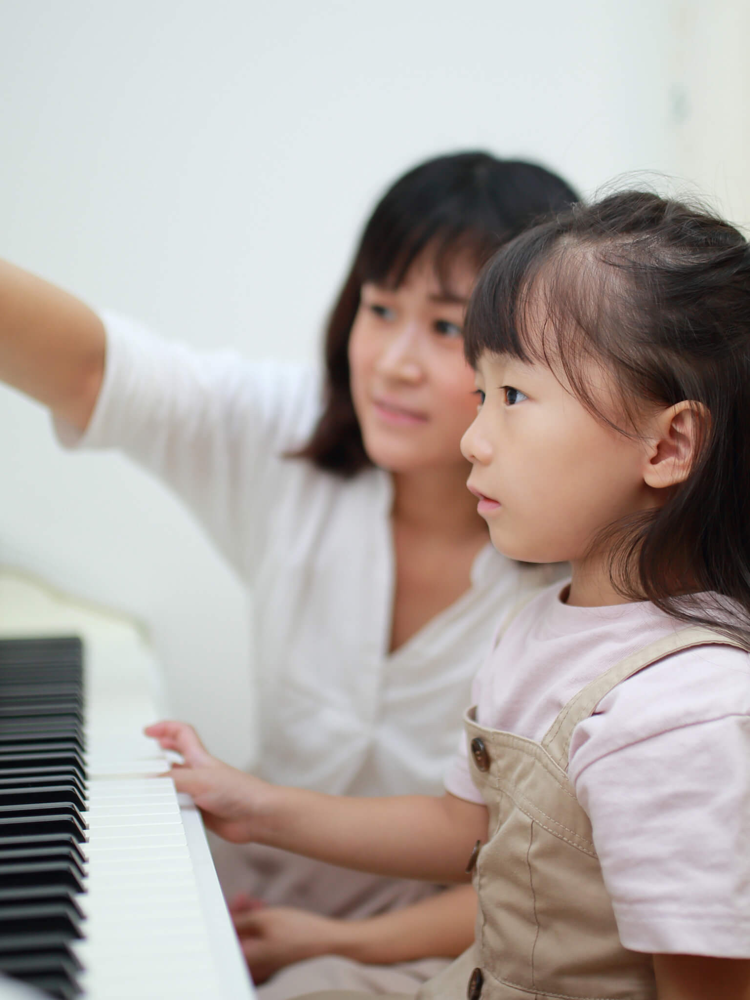 奈良店の幼児基礎は『月・木・金・日』で開講しており、3歳から就学前のお子様の為の『音楽の基礎を学べるコース』です。歌う、体で音楽を感じる、音符の読み書き等、独自のカリキュラムと教材で、自然に身につく工夫が凝縮。一人一人のペースと成長に合わせて認定講師がマンツーマンで楽しくレッスンします。お子様にどの […]