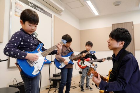 奈良店のキッズギターは『月・火・土・日』で開講しており、お子様の体のサイズに合ったミニギターを使用し、無理なく楽器に親しみながら音楽の基礎やコードも取得していきます。子供の可能性は無限大。さあ、始めましょう！ CONTENTSレッスン内容レッスン詳細講師紹介レッスン内容 キッズギターコースのレッスン […]