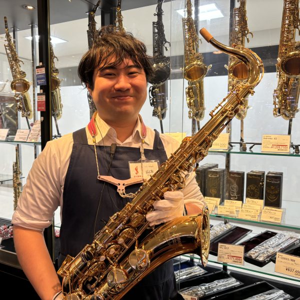 管楽器アドバイザー　山本（やまもと）<br />
<br />
サックス歴は10年以上!!!!!!!!!!!<br />
現在はビッグバンド、ジャズがメインで今でも演奏しています！<br />
クラリネットやフルートなどの木管楽器をメインに、特にサックスの事であれば何でも聞いてください！<br />
趣味でポップスやジャズが吹きたい大人のお客様や<br />
吹奏楽経験も豊富ですので、部活で個人楽器を検討されている学生様へのサポートも可能です！<br />
お気軽にご相談ください！