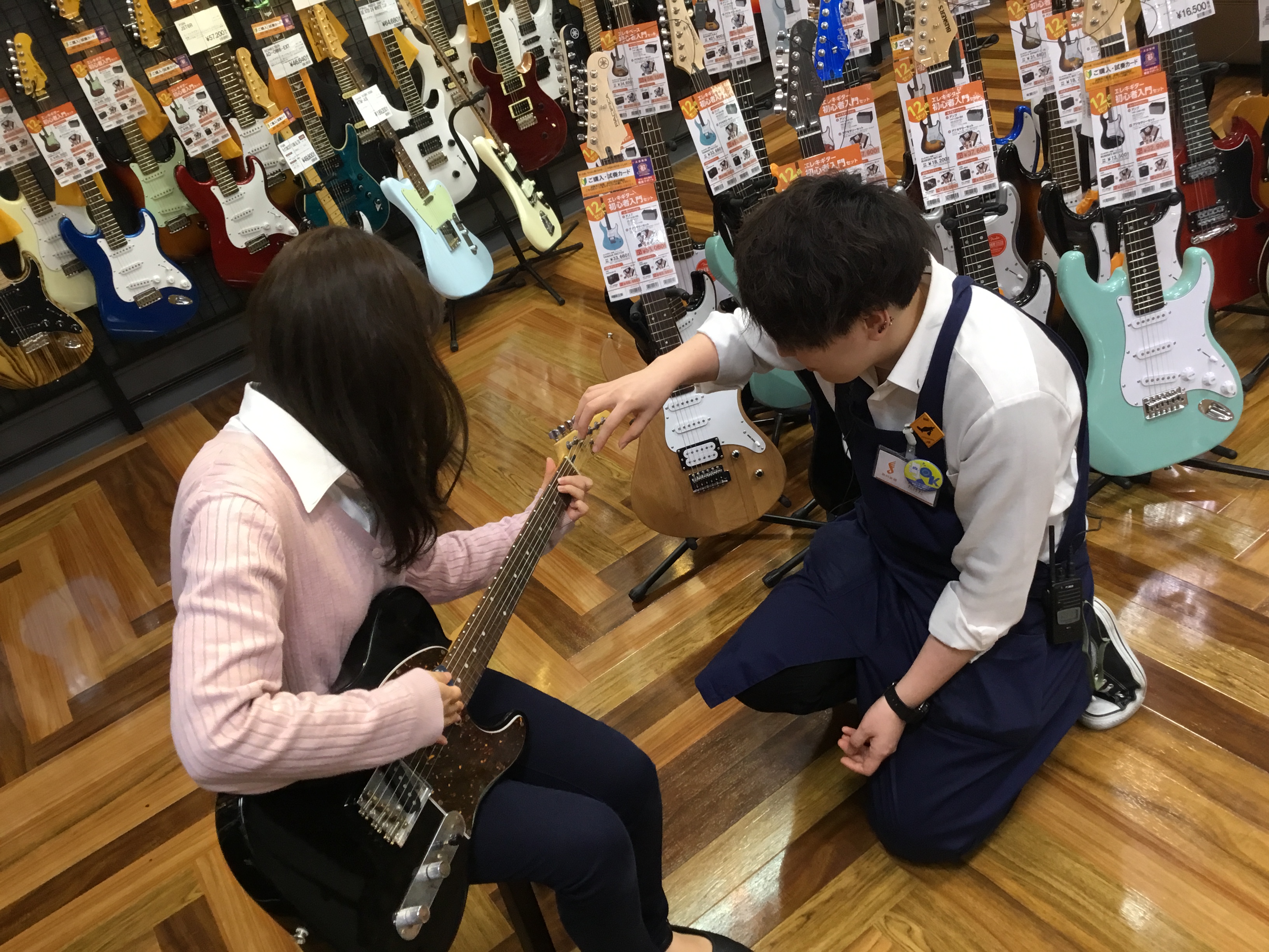 こんにちは！島村楽器奈良店の津田です！ この春軽音学部に入部される方やこの春エレキギターを始めてみたい方！！ 「どんな種類があるの？」「形やブランドでどう違うの？」「ぶっちゃけオススメってどれなんですか？？」等々、分からないことだらけだと思います。 そんなあなたに「初めてのエレキギター解説会」を行い […]