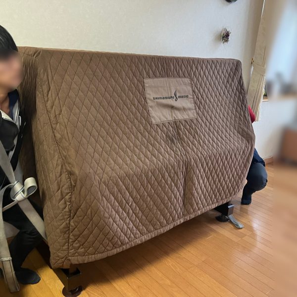 2人がかりで持ち上げます