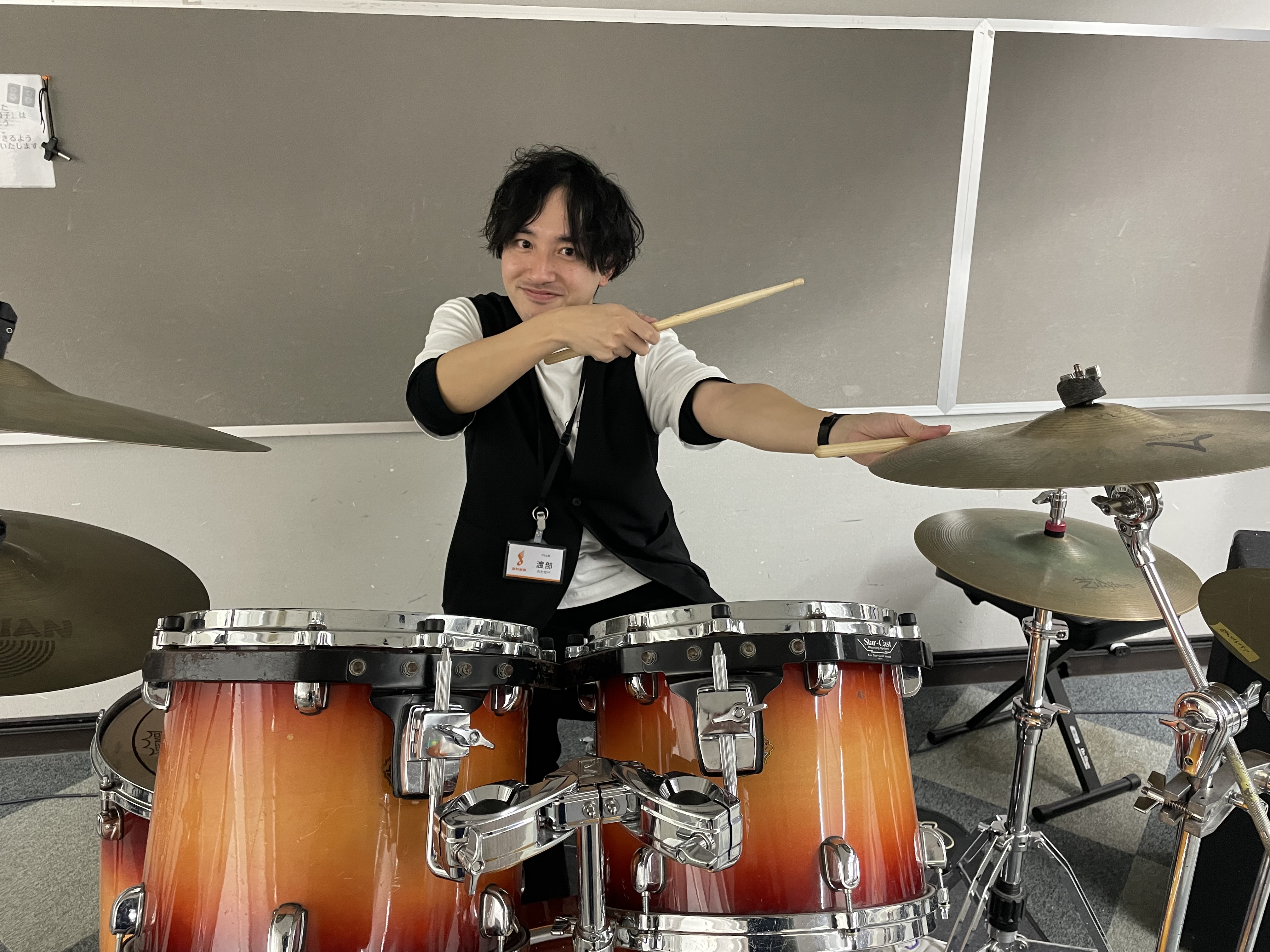 CONTENTS渡部先生本人について聞いてみたレッスンについて聞いてみた体験レッスン随時受付中！各種音楽教室関係リンク先渡部先生本人について聞いてみた ・先生がドラムを始めたきっかけはなんですか 母親が観ていたXJAPANの映像作品に影響を受けたのがきっかけです ・先生自身は学生の頃どのように練習し […]