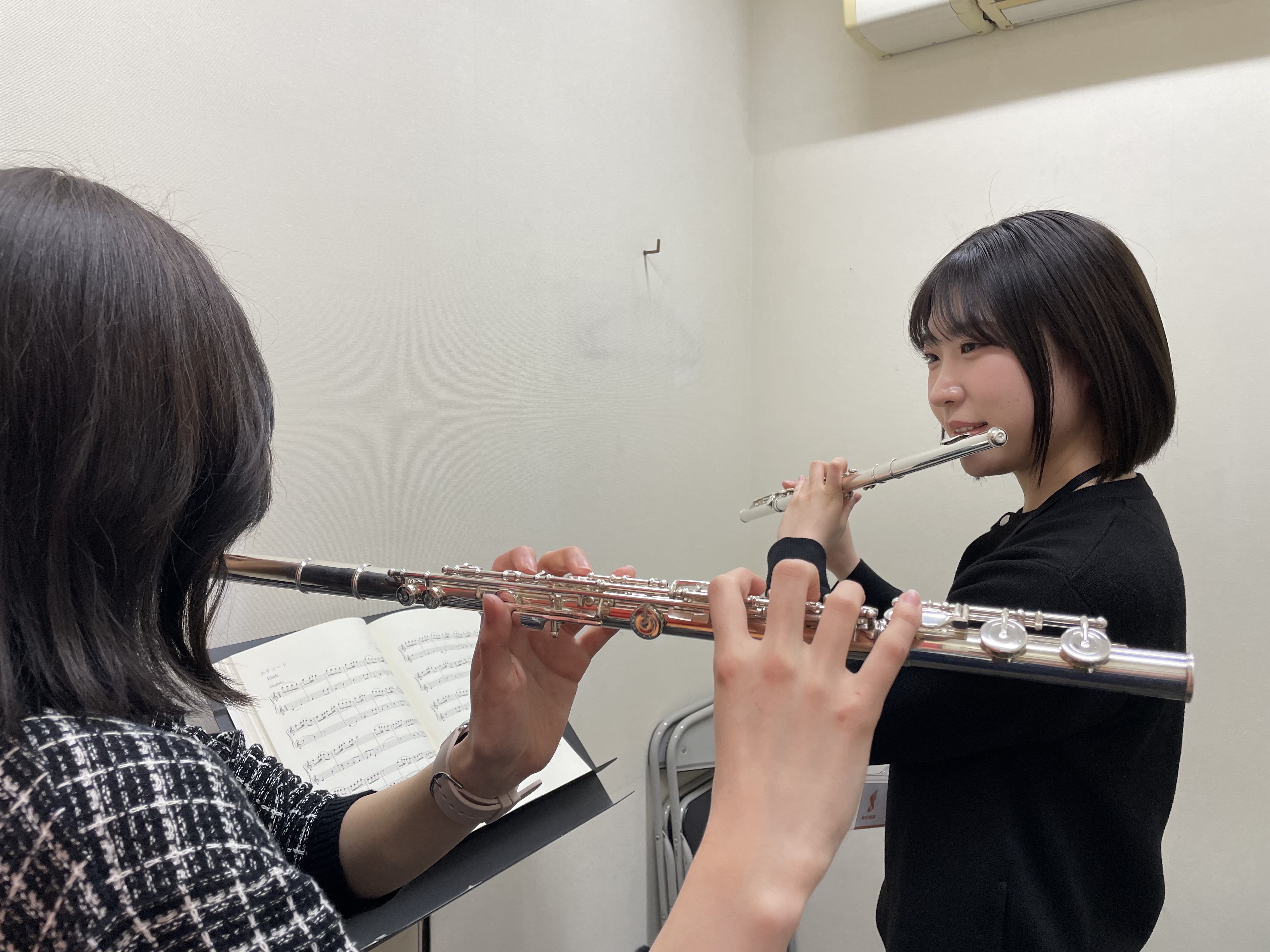 CONTENTSインストラクター紹介フルートインストラクターに聞いてみたレッスンについて聞いてみたレッスン形態レッスン部屋のご紹介お問合せインストラクター紹介 フルートインストラクターに聞いてみた 先生がフルートを始めたきっかけはなんですか 姉の影響で吹奏楽部に憧れて、中学から吹奏楽部に入部しました […]