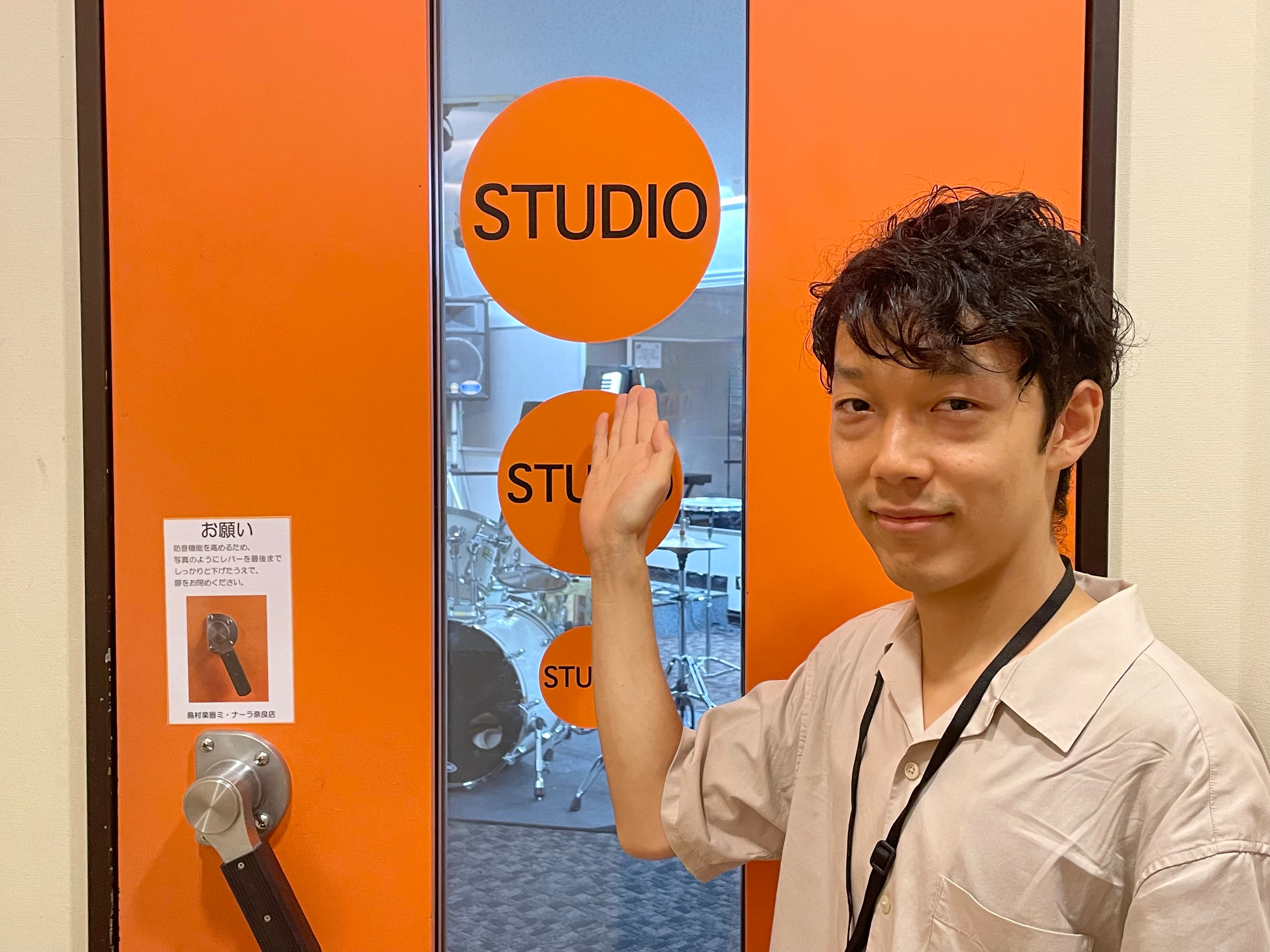 ・先生がドラムを始めたきっかけはなんですか 小学校の合奏で小太鼓を叩いたときに夢中になり、中学校で吹奏楽部へ入部してドラムを始めました。 ・先生自身は学生の頃どのように練習していましたか 吹奏楽部の顧問の先生がドラムを演奏する方でしたので、部活中に指導を受けながら練習していました。同時期に親に電子ド […]