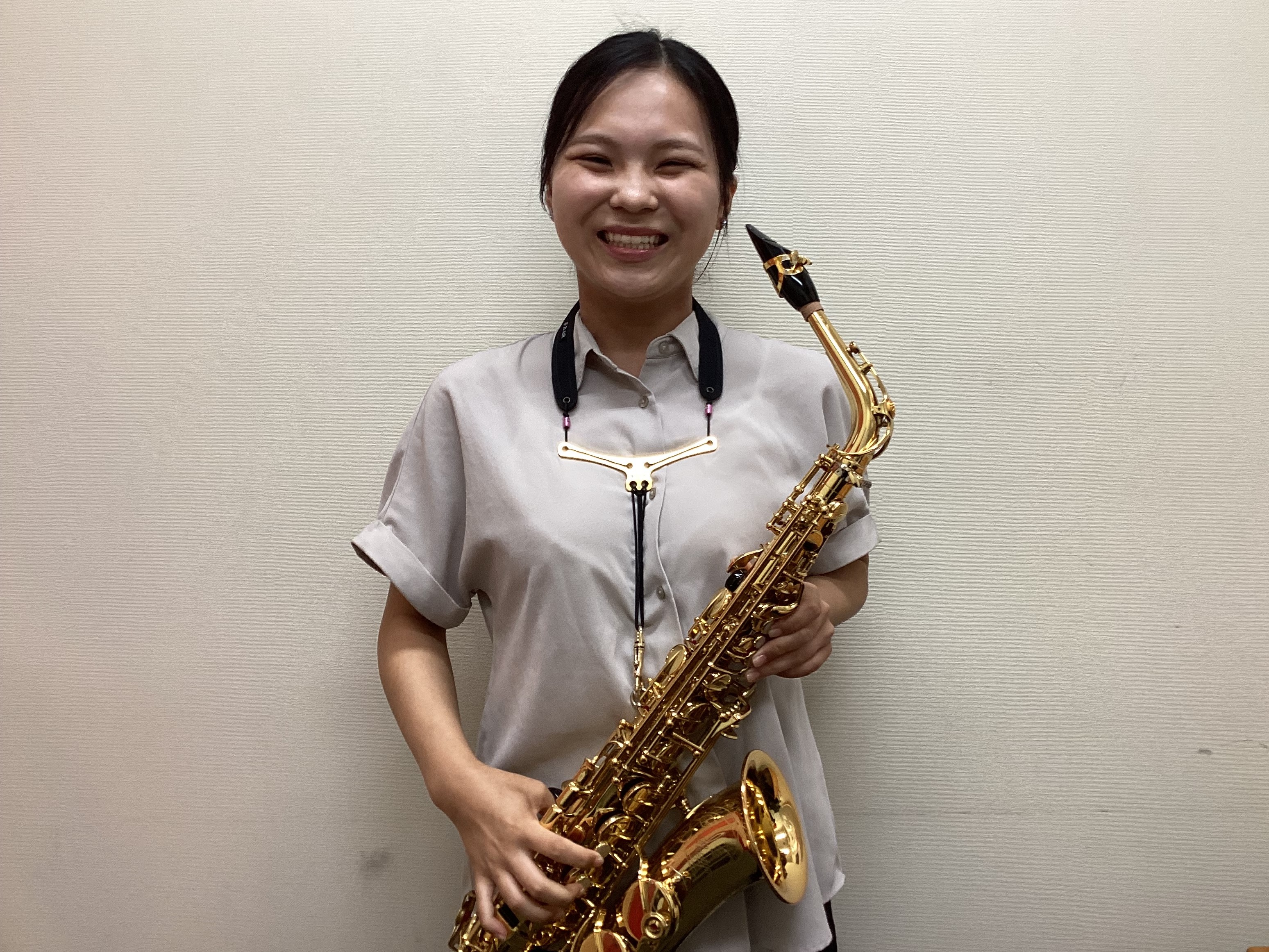 ・先生がサックスを始めたきっかけはなんですか 中学1年の夏に吹奏楽部に入部しました。途中入部だったため、楽器を一通り試してからパートを決める機会がなかったので、その当時唯一知っていた楽器だったサックスを選んだのがきっかけです。今ではサックスを選んで良かったと思っています！ ・先生自身は学生の頃どのよ […]