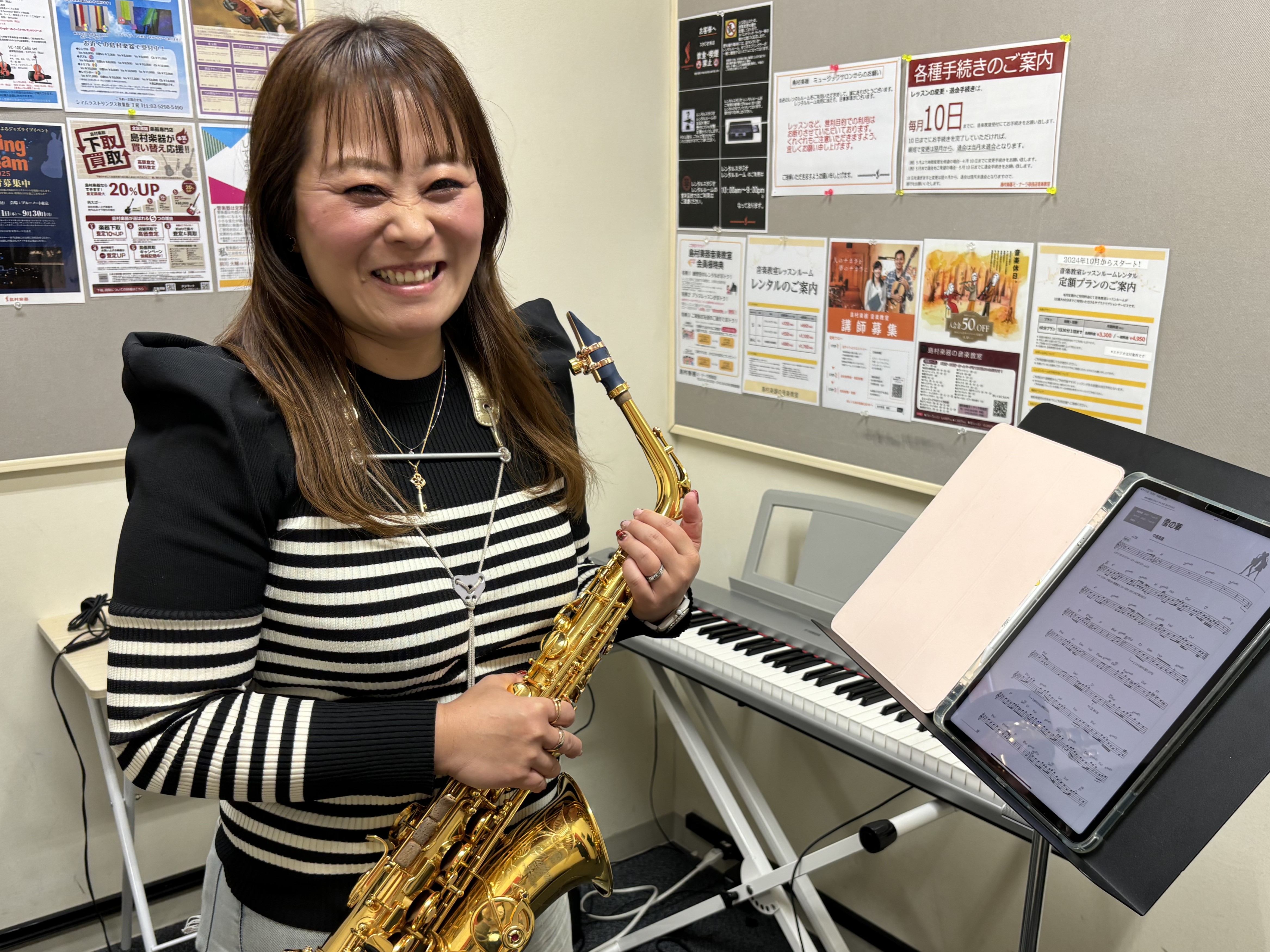・先生がサックスを始めたきっかけはなんですか 中学1年生の時、吹奏楽部に入部したのがきっかけです。 ・先生自身は学生の頃どのように練習していましたか 吹奏楽部だったので部活の時間に練習していました。 ・先生が思うサックスの魅力はなんですか いろんなジャンルで演奏ができること。音色がかっこよくて美しい […]
