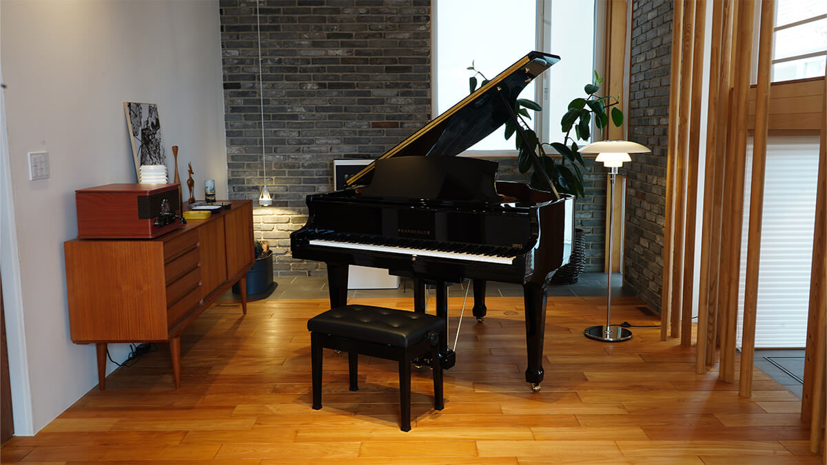 「いつかはグランドピアノを家に置きたい」 ピアノを愛する方なら、誰もが一度は描く夢ではないでしょうか。 しかし、その夢の前に立ちはだかるのは「日本の住宅事情」と「予算」という現実的な壁。「うちはマンションだから」「6畳の部屋しかないし…」と、最初から諦めてしまっていませんか？ 実は今、そんな日本の住 […]