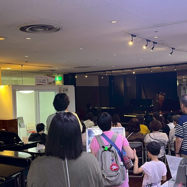 アップライトピアノは<br />
コストパフォーマンスに優れた「AT18DC」<br />
完全ドイツ製の「S117」で演奏いただきました。