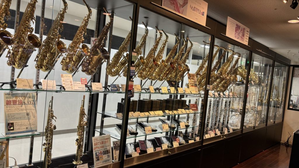 島村楽器ミ・ナーラ奈良は、フルート・クラリネット・サクソフォン・トランペット・トロンボーン・ホルン・ユーフォニアムなど、豊富に管楽器を取り揃えており、管楽器リペアマンが常駐しているクラシック店舗です。お子様が吹奏楽部に入部し、My楽器を検討されている方や、大人になって憧れの管楽器を趣味として始められ [&hellip;]