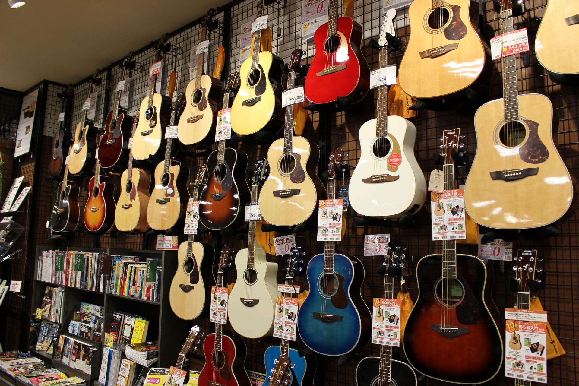 *初めてのギターを選ぼう！ こんにちは！ 島村楽器イオンモール成田店アコギ担当、堀田です！ ギターを始めたい！と言っても、たくさんありすぎてどれを選べばいいか分からない…という方のために！ おススメのギターをご紹介したいと思います！ その前にアコギの形状・木材等について簡単にご紹介します！ **アコ […]