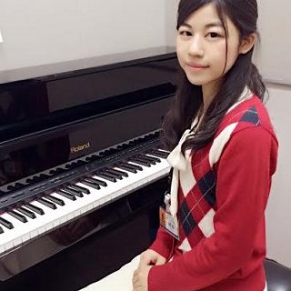 スタッフ写真 ピアノインストラクター 城谷
