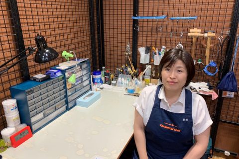 スタッフ写真 管楽器リペアマン 鯖田