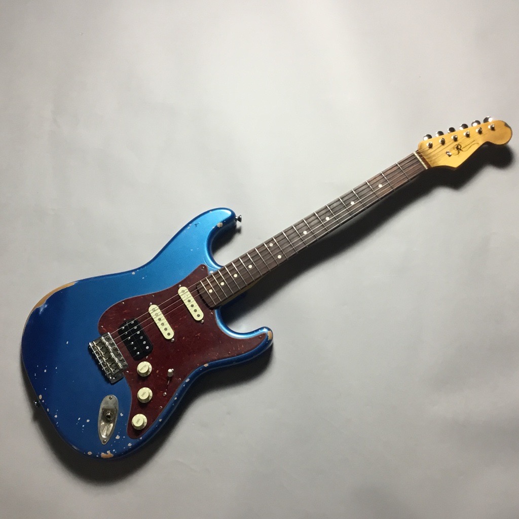 こんにちは！ Rittenhouse guitarが入荷いたしました！ レリック仕様のギターをメインに製作されているこちらのメーカー、見た目が格好いいですね！ **S-Model/R SSH 渋い見た目ですねー！ それでは恒例の弾いてみます！まずはクリーン！セレクターを順番に変えて弾いてます！ 次は […]