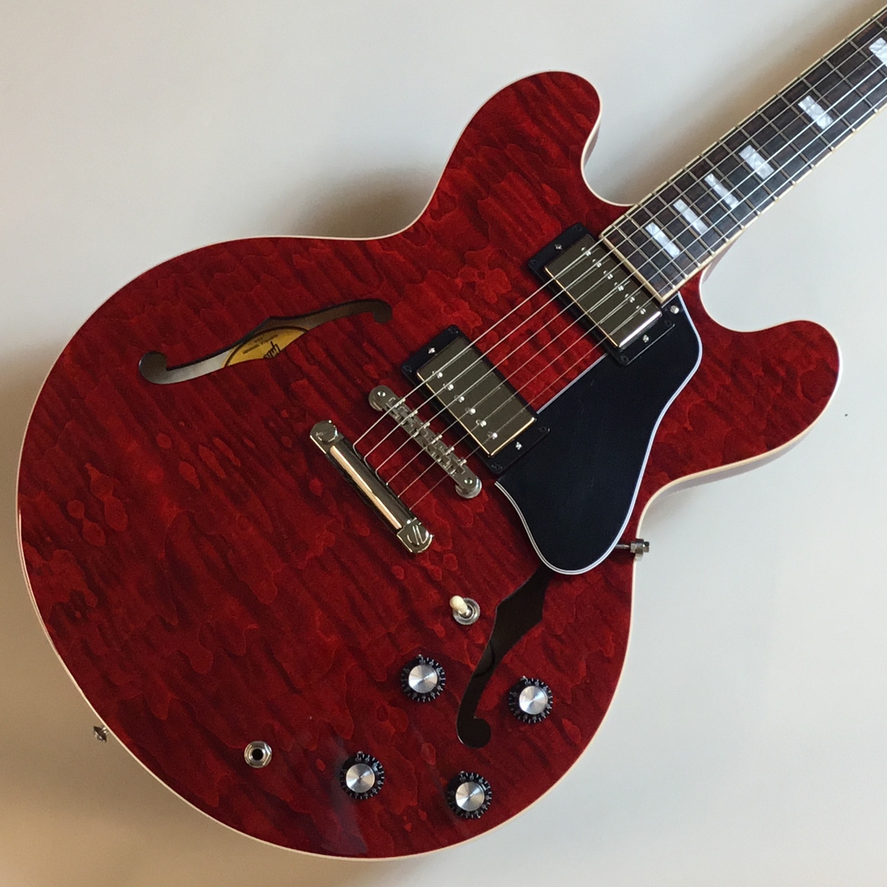 Gibsonの ES-335 Figured / Sixties Cherryが展示ございます！