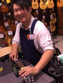 スタッフ写真 アコースティックギター、アンプ 宮島