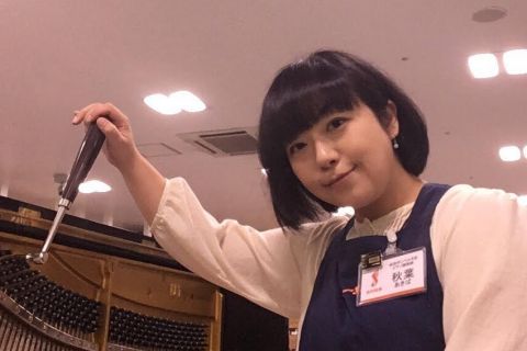 スタッフ写真 ピアノ、ヴァイオリン、ピアノ調律 秋葉