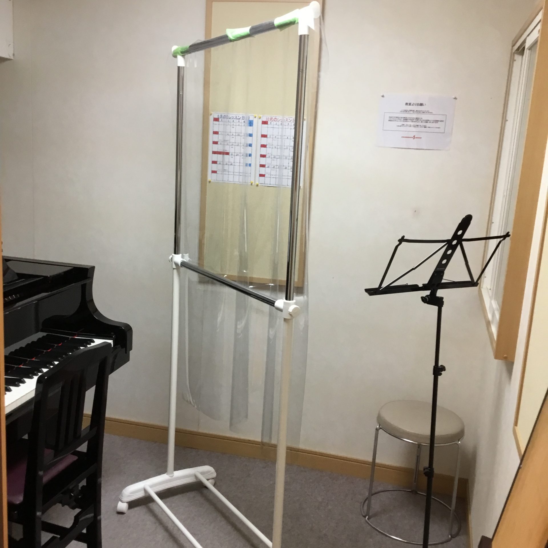 日頃より島村楽器成田ボンベルタ店音楽教室をご利用いただき誠にありがとうございます。 当店では新型コロナウイルス感染防止対策として以下の取り組みを行っております。 **店頭・レッスン待合スペースへのアルコール除菌液の設置 店舗入り口、レジカウンター前、レッスン待合スペースに手指消毒用アルコール除菌液の […]