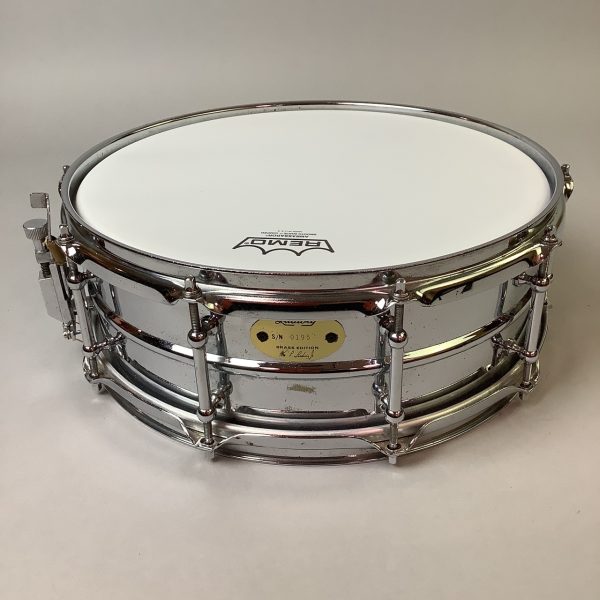 Ludwig LB400BT<br />
柔らかさの中にキレの良い締まったサウンド<br />
<br />
【付属品】<br />
ケース<br />
<br />
【特徴】<br />
ブラックビューティーと同じシームレス・ブラスシェル素材にクロームメッキを施すことで、柔らかさの中にキレの良い締まったサウンドが生み出されます。<br />
ブラスメッキのダイキャストフープやチューブラグ、P86Bストレーナーを装備した華やかなビジュアルモデルもあります。