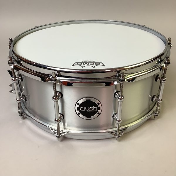 CRUSH RMS14X5.5A<br />
ブラッシュド・アルミニウム・ロールド・シェル<br />
<br />
【付属品】<br />
ソフトケース<br />
<br />
【特徴】<br />
2014年8月に発売されたCrush ROLLED ALUMINUMスネアの新サイズ「RMS14X5.5A」。<br />
表面研磨されたアルミニウムシートで作られたボディが特徴のロール・アルミニウム・シリーズです。