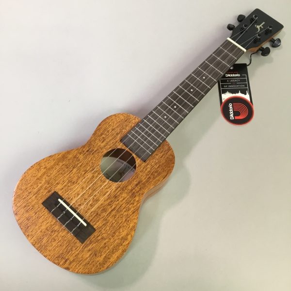 Shima UKULELE JS Soprano（ソプラノ）<br />
ジェイク・シマブクロ本人が設計を担当したウクレレ！お求め安くなりました！<br />
<br />
【付属品】<br />
保証書<br />
※ケースは別売りになります<br />
<br />
【特徴】<br />
ソプラノサイズのボディサイズながら、ロングネックを採用しています。通常のネックよりも2F多く、高い音程まで無理なく演奏が可能です。<br />
ウクレレとしては、かなり厚めのネックシェイプになります。しっかりと握り込め、力強いニュアンスを追従しやすくなっています。<br />
サウンドに関してもやはり力強く、そして歯切れの良さが魅力のモデルです。<br />
ソロギターとも相性抜群です。均整のとれた美しい杢目が印象的です。