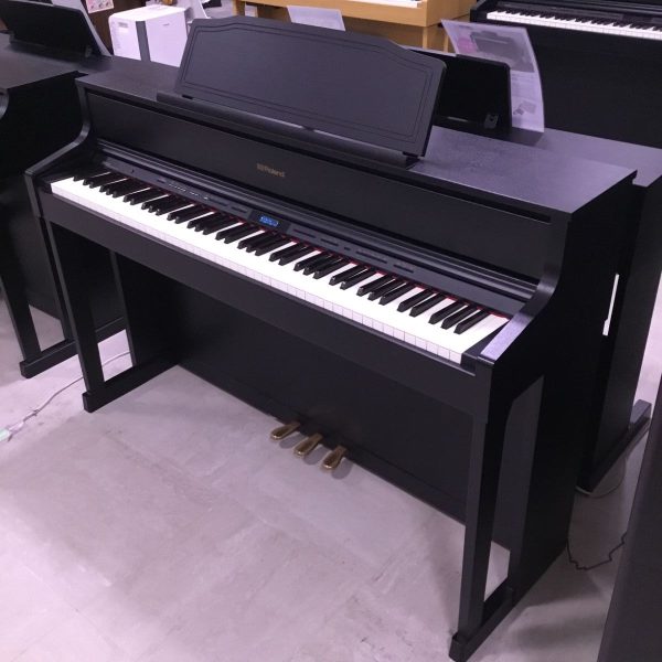 HP605GP<br />
グランドピアノに迫るタッチ感<br />
【付属品】<br />
高低椅子・取扱説明書・簡易ヘッドフォン<br />
<br />
【特徴】<br />
●ローランド×島村楽器コラボレーション電子ピアノHP605GP<br />
●日本名のグランドピアノ音色が15種類も搭載された、自宅練習におすすめのハイスタンダード・モデルです。<br />
●生ピアノ特有の、踏み始めは軽く、効き始めると重くなるペダルの感触を再現出来るアクション<br />
<br />
【状態】<br />
2016年製。<br />
天板に目立つ擦り傷・白鍵に若干の汚れが見受けられますが、機能上の問題はありませんでした。<br />
発売当時の店頭価格は215,460円になります。