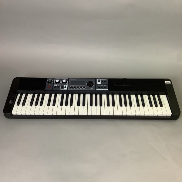 CASIO CT-S500<br />
ひとりでもバンドでも、練習でも本番でも。さまざまなシーンで使える1台。<br />
<br />
【付属品】<br />
箱<br />
譜面台<br />
クイックスタートガイド<br />
電源アダプター<br />
<br />
【状態】<br />
使用感あまりなく綺麗な状態です。通常使用において動作に問題なし。