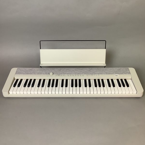 CASIO CT-S1<br />
誰もが始めたいと思えるキーボード<br />
<br />
【付属品】<br />
譜面台<br />
電源アダプター<br />
取扱説明書<br />
<br />
【状態】<br />
2021年製。本体側面、四つ角を中心に多少の汚れや小傷あり。<br />
通常使用において問題なし。<br />
<br />
【保証】<br />
3ヶ月