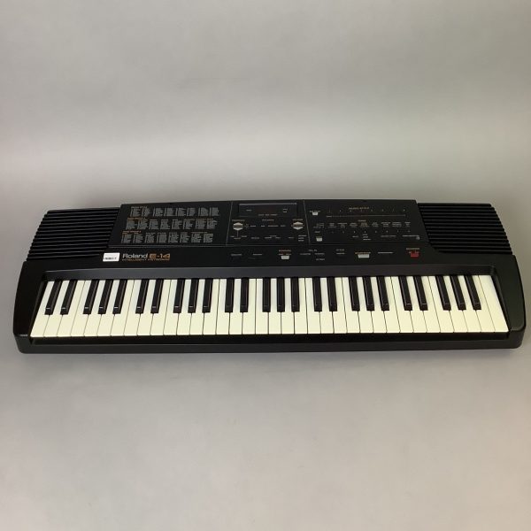 Roland E-14<br />
ローランドのインテリジェント・キーボード<br />
<br />
【付属品】<br />
電源アダプター<br />
譜面台<br />
※取扱説明書は付属しません。<br />
<br />
【状態】<br />
スピーカー：保護スポンジ欠損、埃汚れ、穴空き箇所あり<br />
全体的に使用感あり。通常使用において動作に問題なし。<br />
<br />
【保証】<br />
なし<br />
