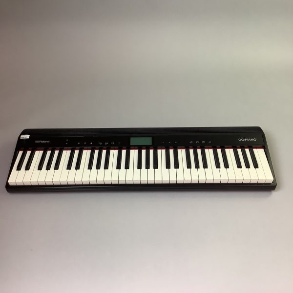 Roland GO-61P<br />
スマートフォンとつないで音楽コンテンツを楽しめる、新しいキーボードGO:PIANO<br />
<br />
【付属品】<br />
譜面台<br />
電源アダプター<br />
ペダル・スイッチ<br />
専用キャリングケース（CB-GO61KP ）<br />
<br />
【状態】<br />
2022年製。使用感あまりなく美品です。<br />
<br />
【保証】<br />
3ヶ月<br />
