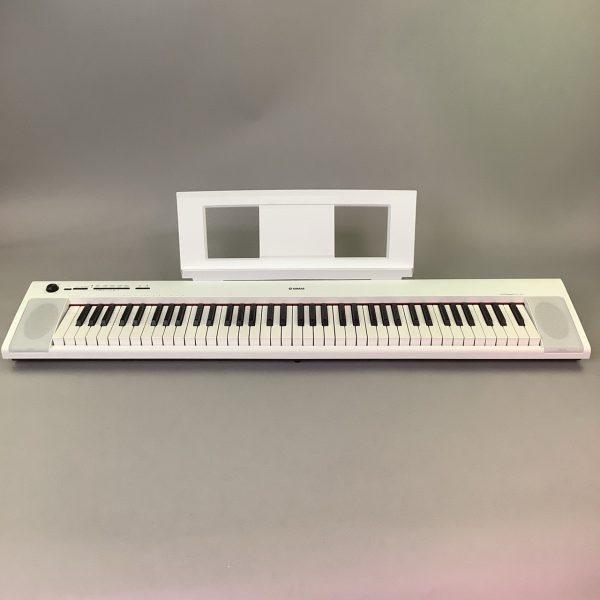 YAMAHA NP-32WH<br />
スリムでコンパクトなボディに、こだわりのピアノ音色と段階的にタッチが変わる「グレードソフトタッチ」鍵盤を搭載。<br />
<br />
【付属品】<br />
譜面台<br />
取扱説明書<br />
電源アダプター<br />
<br />
【特徴】<br />
スリムでコンパクトなデザインに、リアルなピアノ音とシンプルで使いやすい機能が搭載され好評のNPシリーズ。アコースティックピアノをイメージした電子キーボードです。<br />
<br />
【状態】<br />
2021年製。本体に多少の擦り傷や汚れあり。<br />
機能は通常使用において問題なし。<br />
