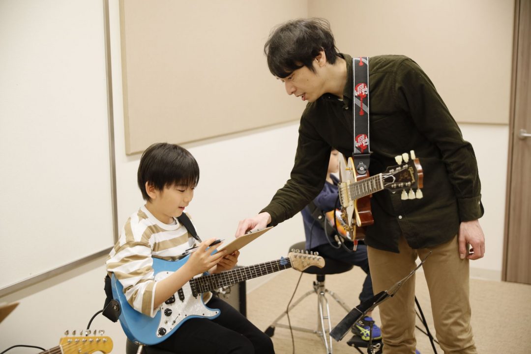 CONTENTSギター教室を新たに開講いたしました講師紹介体験レッスンについてお問い合わせギター教室を新たに開講いたしました 皆様、こんにちは！ そよら成田ニュータウン店では、これまで月曜日・木曜日に全2クラスのギター教室を開講しておりました。 この度、新たにギター講師をお迎えしまして、水曜日にも新 [&hellip;]