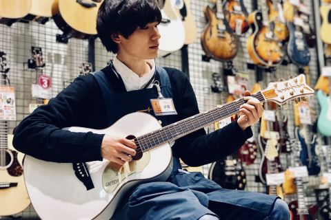 スタッフ写真 ウクレレ、エレキギター、アンプ 伊藤
