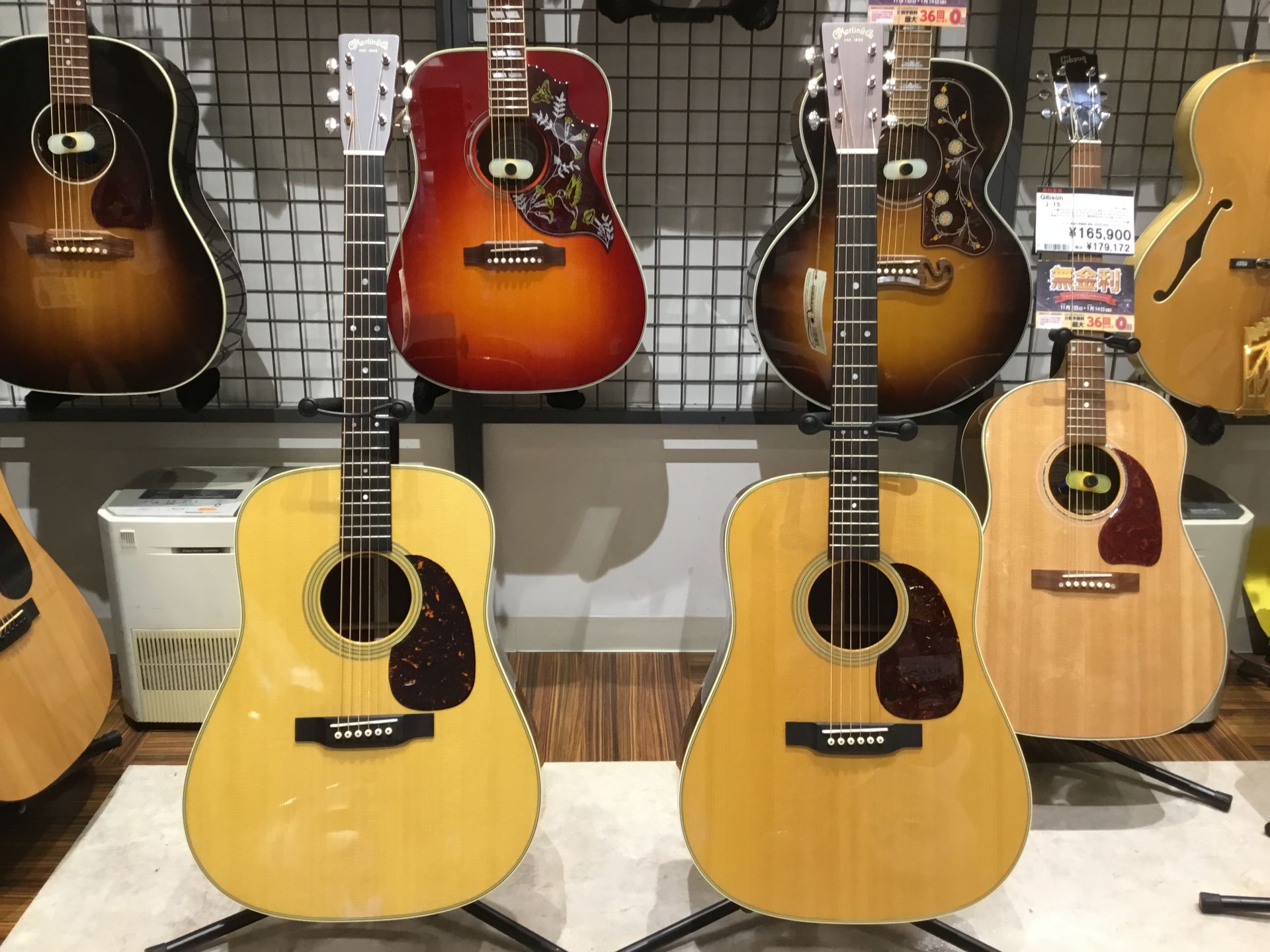 店頭に2本のMartin・D-28 Standardが・・・。いったいなぜ！？