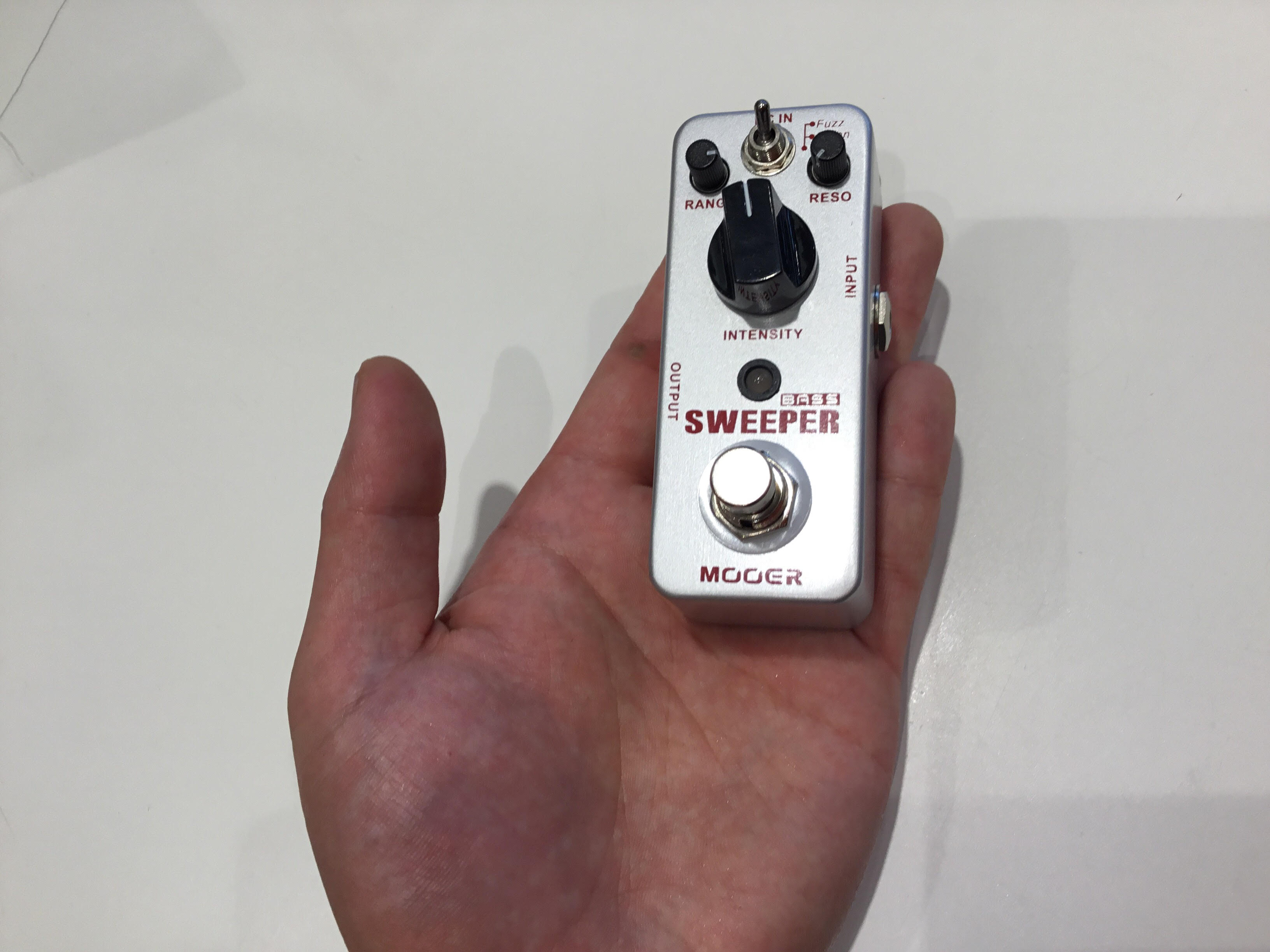 ギター・ベースどちらでも使えるファズ内蔵オートワウ！！MOOER『Sweeper』入荷！！！！