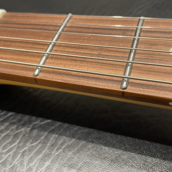 【スムーズなフィンガリングをもたらすフレット】<br />
フレットの両端を丸めた「ラウンドエッジ・フレット」により、スムーズなフィンガリングをサポート。またフレット数は、このスタイルの一般的なギターに比べて1フレット多い、22フレット仕様。半音追加により演奏の幅が大きく広がります。