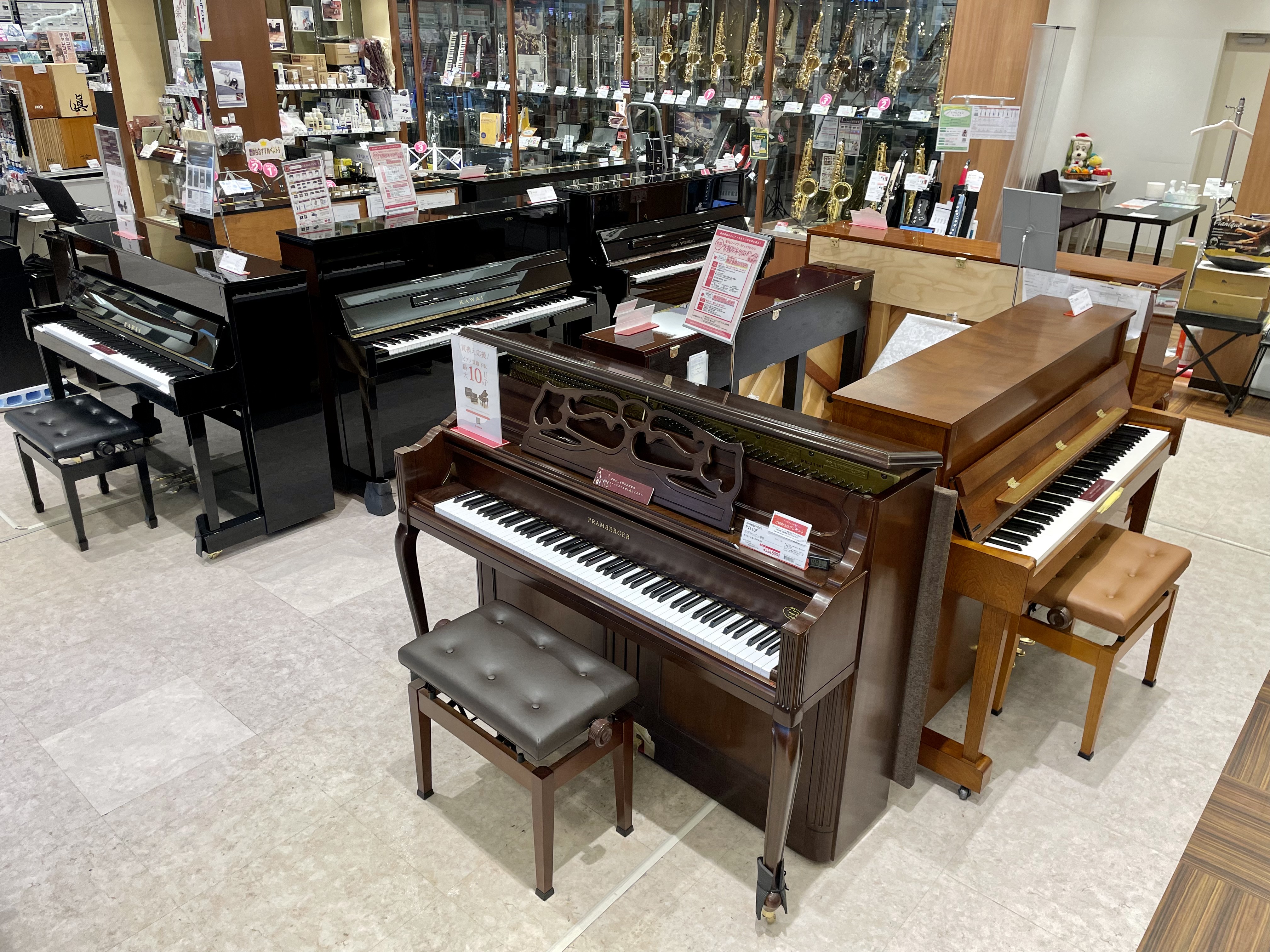 島村楽器イオンモール名取店では、夏のアップライトピアノフェアを開催します。品薄となっている中古商品から新品のアップライトピアノまで多数ご用意して皆様のご来店をお待ちしております。 CONTENTS黒色鏡面アップライトピアノ木目調アップライトピアノご購入特典黒色鏡面アップライトピアノ ピアノと言えば存 […]