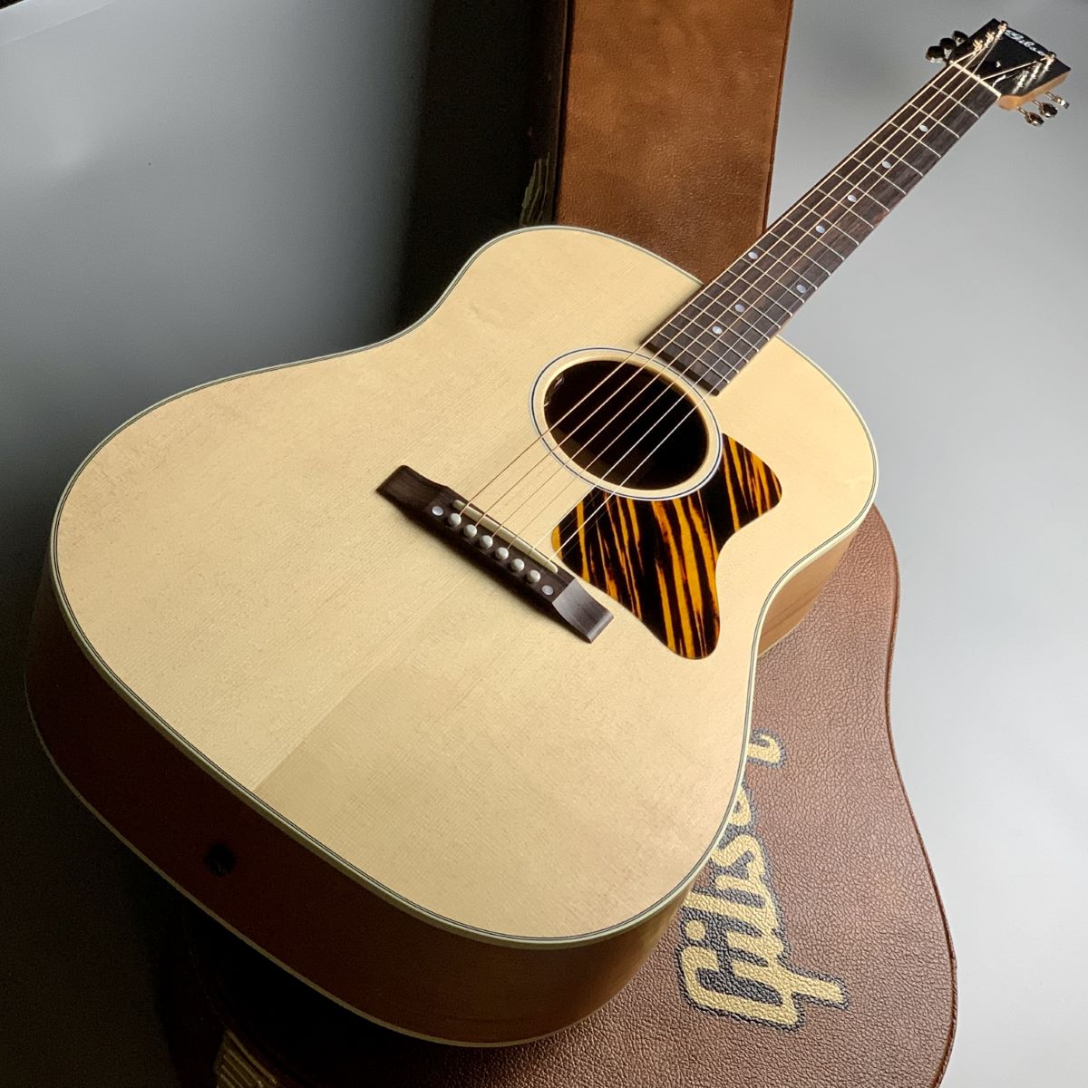 エレキアコースティックギターJ-35 Faded 30s