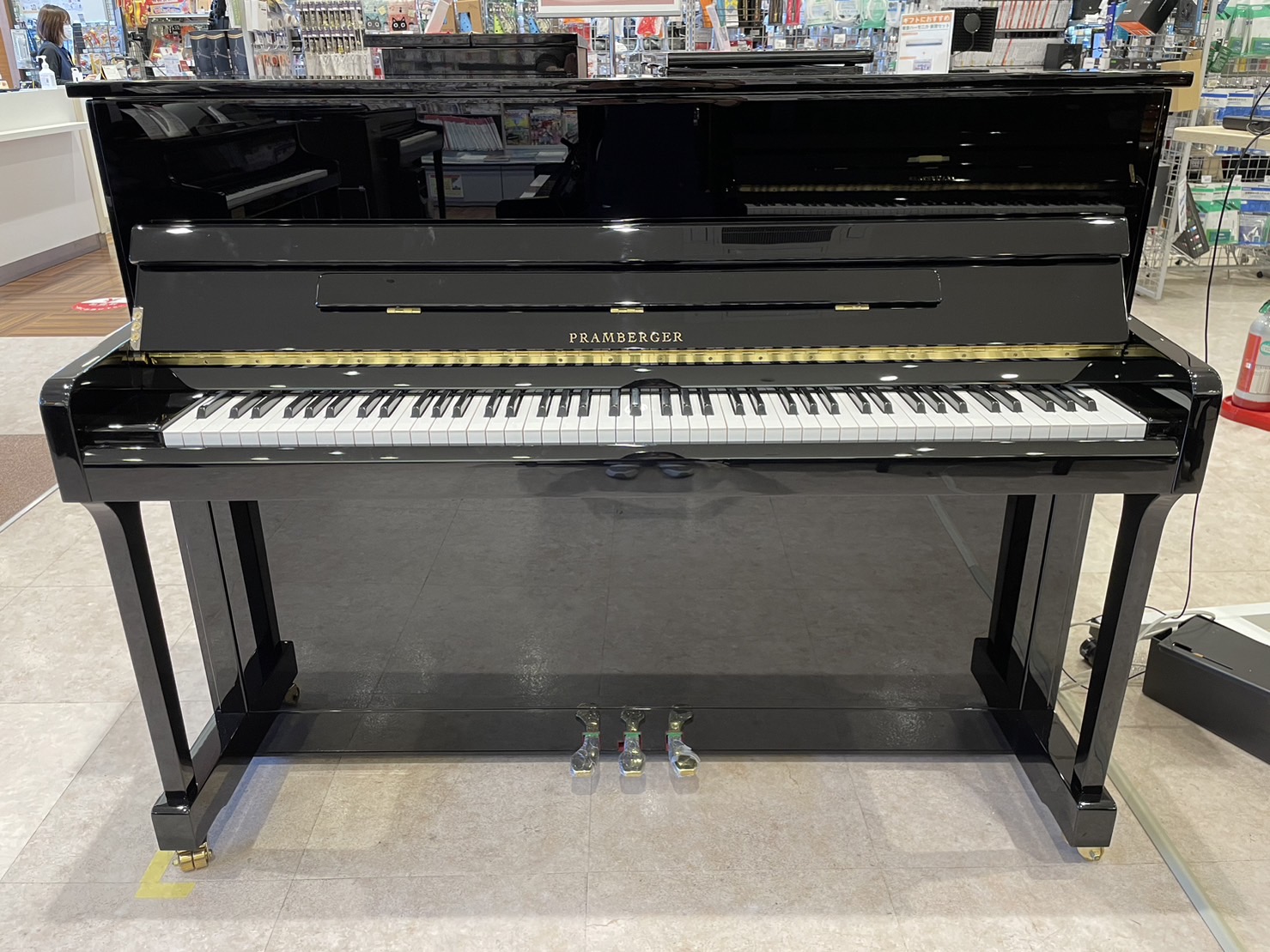 新品アップライトピアノPRAMBERGER・PV115