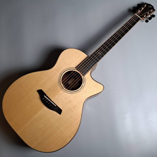 Rainbow OMc-SR<br />
￥539,000(税込)<br />
フォルヒのオーダータイプ・Rainbowシリーズギター！王道のフィンガーピッキング向けOMカッタウェイタイプ！